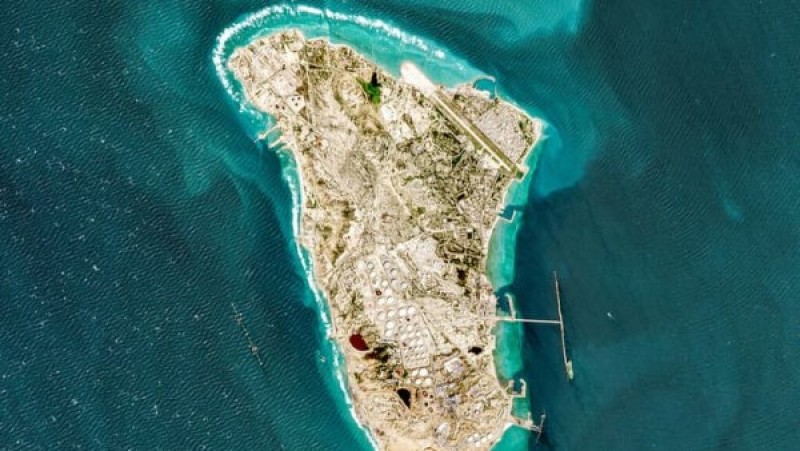 كارثة بيئية تلوح في الأفق.. تسربات نفطية تهدد الخليج وجزر المالديف الإيرانية