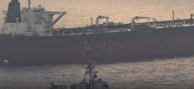 مدمرة امريكية تفرض حصارًا بحريًا على إيران وسط مفاوضات مع واشنطن