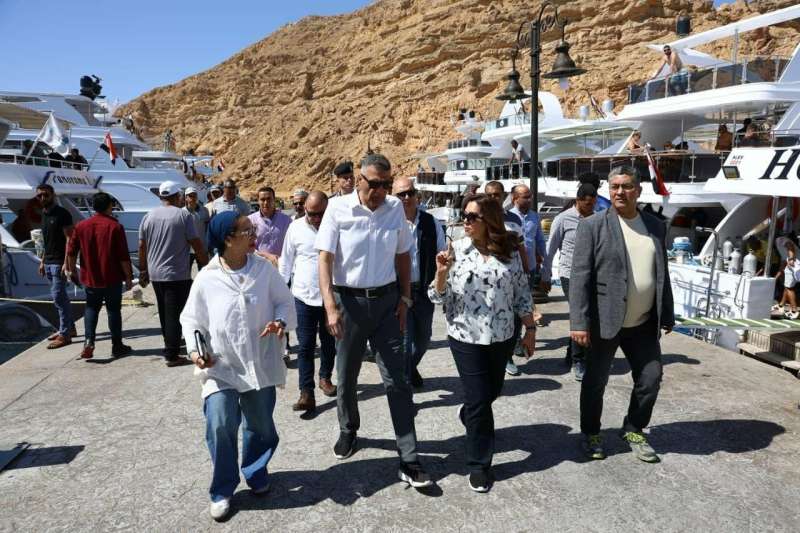 وزيرة التنمية المحلية والبيئة تتفقد أول مركب وغواصة صديقة للبيئة تعملان بالطاقة الشمسية والرياح المستدامة