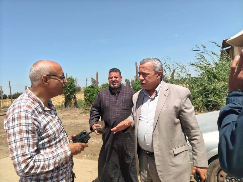 وكيل وزارة الزراعة بالدقهلية تفقد شونة قمح ميت فارس وحقول بنجر للاطمئنان على جودة محصول ومعدلات إنتاج السكر