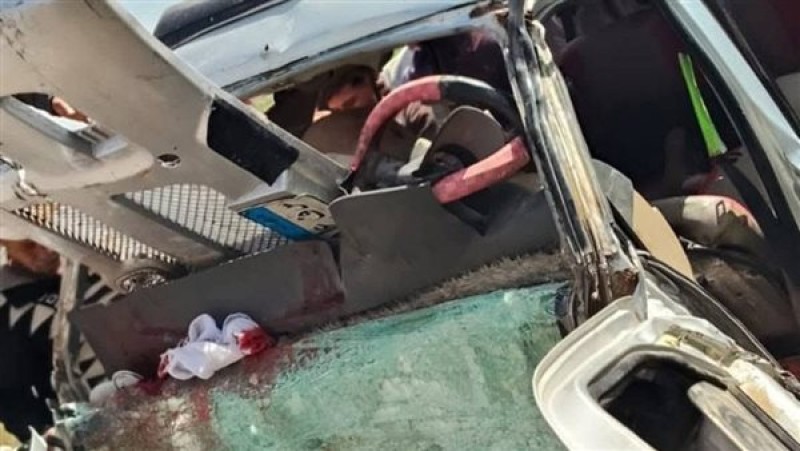 مصرع شخص وإصابة 11 آخرين في تصادم سيارة سيرفيس بسور خرساني بالبحيرة