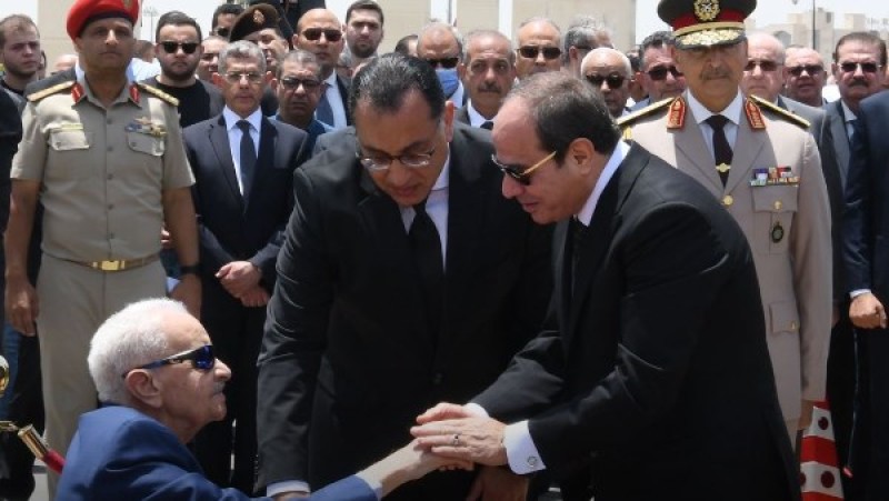 السيسي يتقدم مشيعي جنازة والد الدكتور مصطفى مدبولي