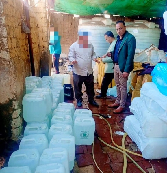 ضبط 15 طن أسمدة زراعية سائلة مجهولة المصدر بكيان مخالف لتعبئة المخصبات الزراعية بالمنوفية