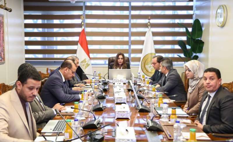 وزيرة التنمية المحلية والبيئة تتابع مع قيادات الوزارة الملفات التنموية والخدمية وتناقش خطة عمل 2026/2027