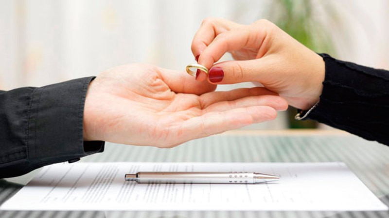 حلف بالطلاق بأنه لن يزور أمه فهل يقع الطلاق؟ أمين الإفتاء يكشف الحكم الشرعي