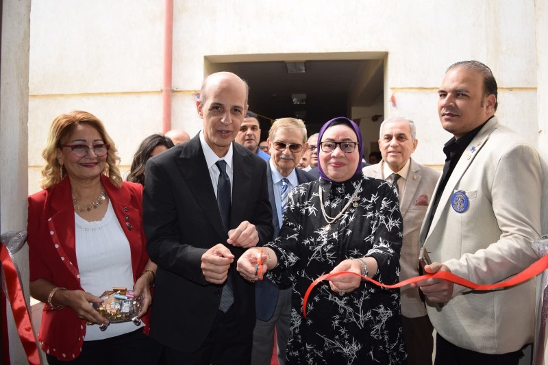 رئيس جامعة بني سويف يفتتح المعرض السنوي للملابس بالتعاون مع نادي روتاري