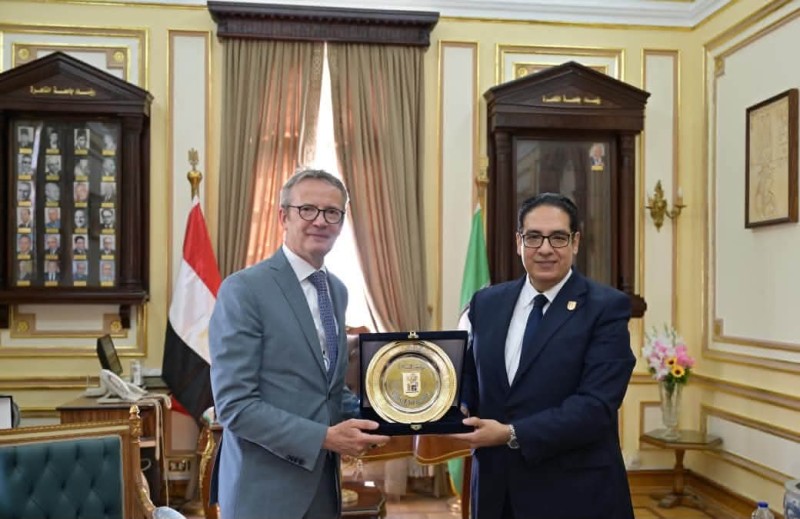 رئيس جامعة القاهرة يستقبل رئيس جامعة ليدن الهولندية لبحث تعزيز التعاون المشترك بين الجامعتين أكاديميا وبحثيا