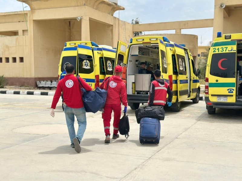 الهلال الأحمر المصري يدفع بأكثر من  4,685 طنًا من المساعدات الغذائية والإغاثية عبر قافلة «زاد العزة» 184 ويستقبل الدفعة 39 من المصابين الفلسطينيين