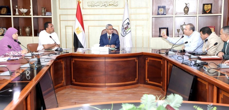 محافظ بني سويف يواصل لقاءاته الأسبوعية مع المواطنين لبحث  مشاكلهم وشكواهم واحتياجاتهم