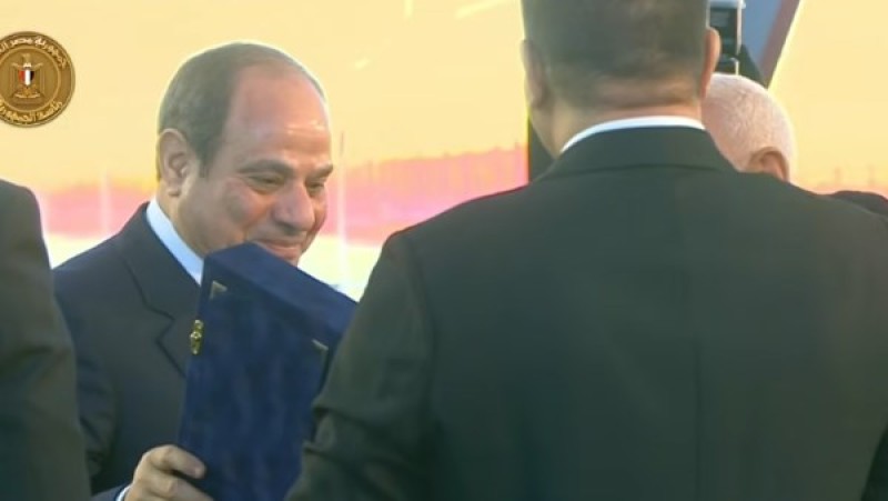 السيسي يتسلم درع الاتحاد العام لنقابات عمال مصر (فيديو)