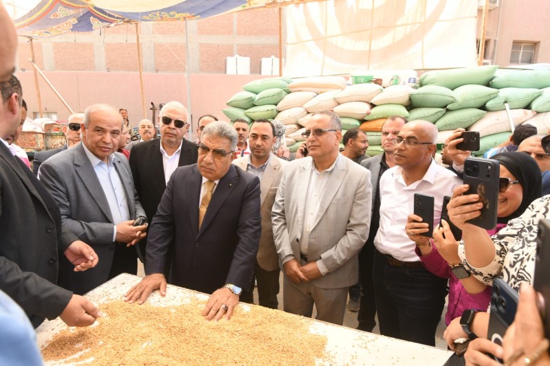 محافظ الدقهلية يطلق موسم حصاد القمح بقرية برج النور الحمص ويشهد توريد القمح بصوامع ميت غمر