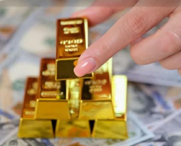 الذهب يحقق مكاسب طفيفة عالمياً .. والدولار يتراجع بعد محادثات إنهاء الحرب