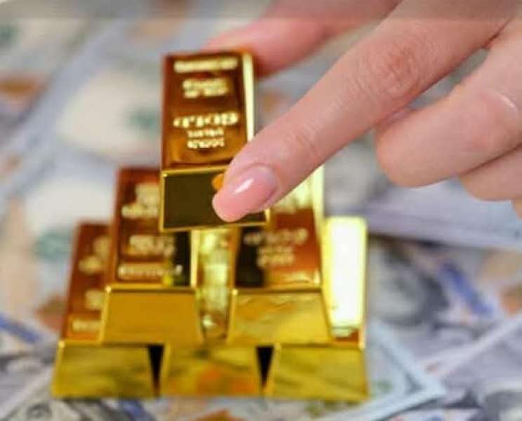 الذهب يحقق مكاسب طفيفة عالمياً .. والدولار يتراجع بعد محادثات إنهاء الحرب