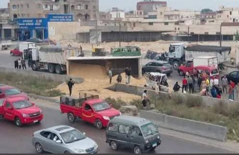 انقلاب سيارة نقل فوق ميكروباص بغرب الإسكندرية