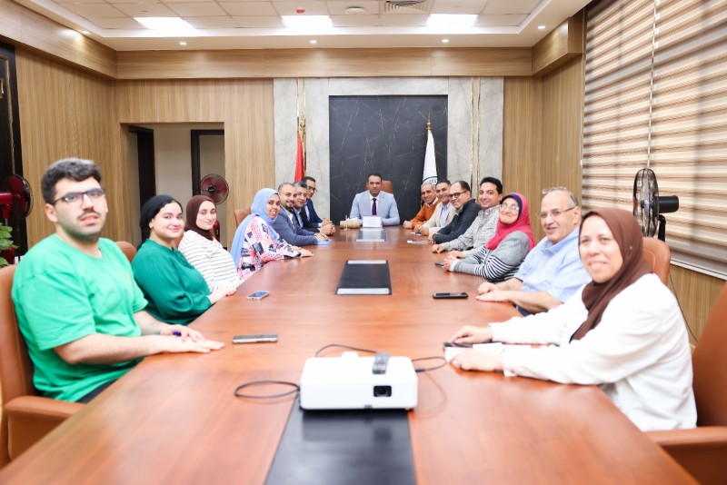 رئيس جامعة المنصورة الأهلية يناقش تطوير الأداء المالي والإداري وتفعيل التحول الرقمي