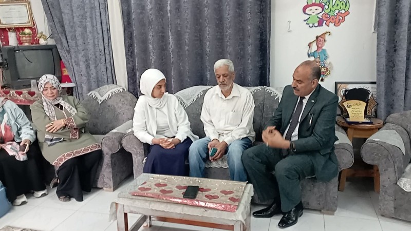 سخرية مسؤول تعليمي من طالبة تحمل رغيفين خبز وكيس فول ينال غضب واسع وجدل