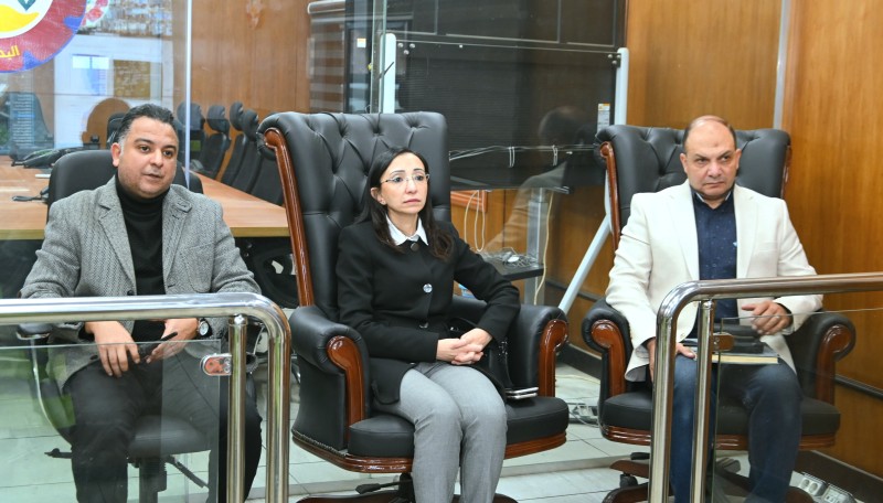 من داخل مركز التحكم والسيطرة بديوان عام المحافظة.. محافظ البحيرة تتابع لحظة بلحظة تداعيات موجة الطقس السيء