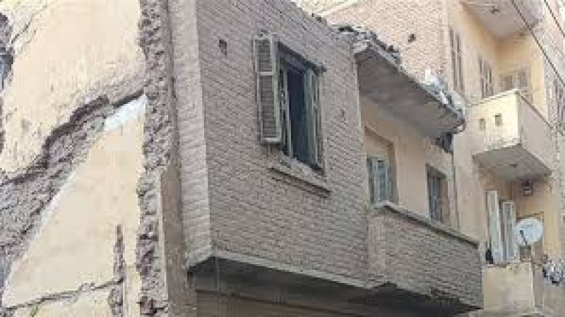 هدوء يسبق الانهيار.. القصة الكاملة لسقوط أجزاء من عقار مهجور في البحيرة
