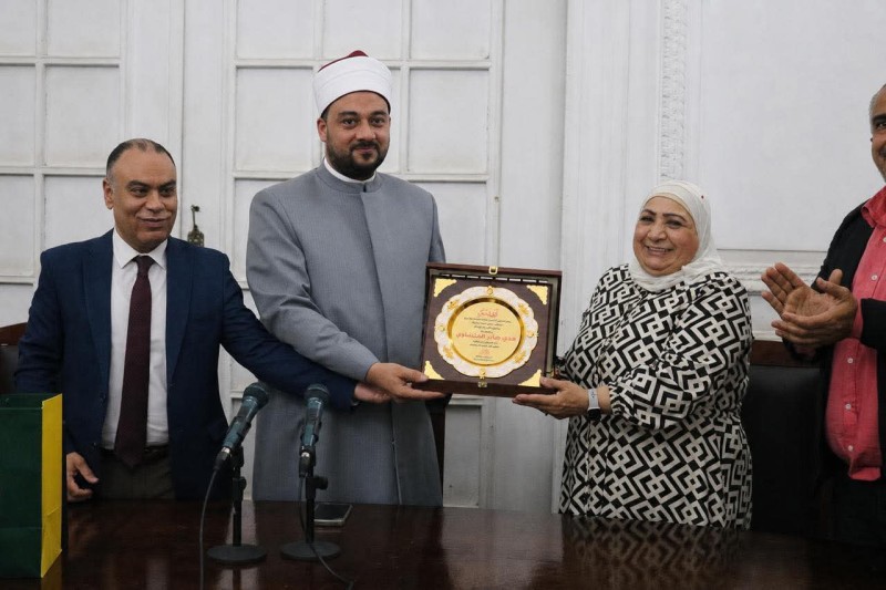 ”الأعلى للشئون الإسلامية” يكرم إحدى كوادره تقديرًا لمسيرتها المهنية .. بعد 43 عامًا من العطاء