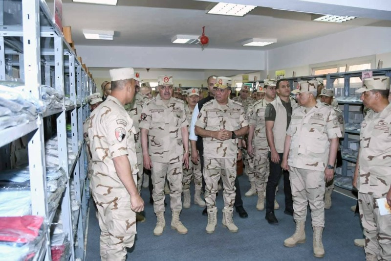 وزير الدفاع والإنتاج الحربى يتفقد إحدى وحدات التدريب الأساسى بالقوات المسلحة
