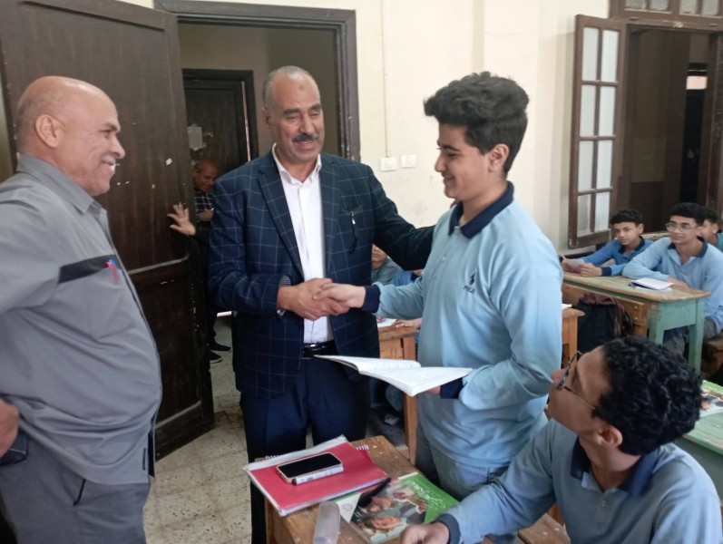 وكيل تعليم بني سويف” بطل قصة الرغيفين وكيس الفول” يشهد طابور الصباح بمدرسة الشهيد هشام كمال طعمة الثانوية