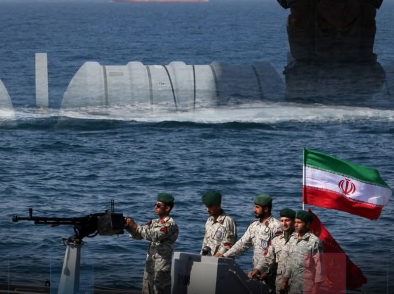 تسنيم الإيرانية: اشتباكات جارية وسقوط ضحايا مدنيين بنيران البحرية الأمريكية في مضيق هرمز