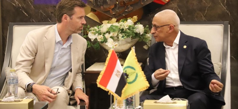 محافظ شمال سيناء يستقبل وفدًا هولنديًا رفيع المستوى لدى وصوله إلى مطار العريش الدولي