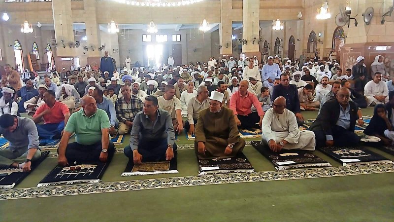 محافظ البحر الأحمر ووكيل الأوقاف أديا شعائر صلاة الجمعة بمسجد العارف بالله سيدي أبو الحسن الشاذلي بمرسى علم