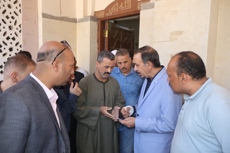 محافظ سوهاج يلتقى عددا من المواطنين ويستمع إلى مطالبهم