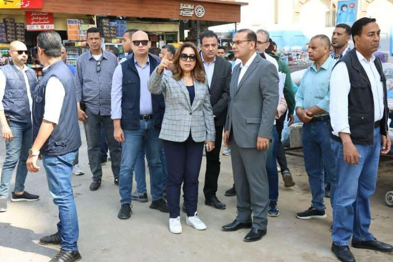 د. منال عوض تتابع ميدانياً مخطط إحياء الهوية البصرية وتطوير البنية التحتية بسوق العتبة
