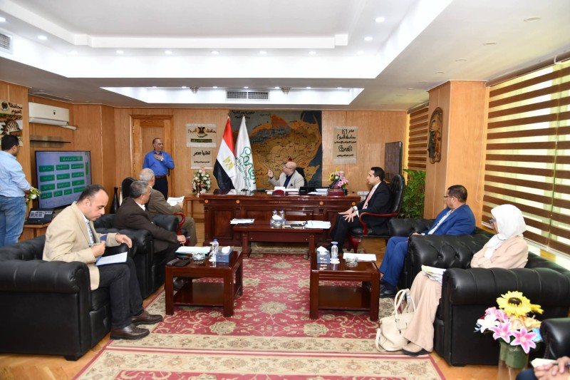 محافظ الفيوم يتابع الموقف التنفيذي لمشروعات الخطة الاستثمارية للعام المالي 2025/2026 خلال اجتماعه برؤساء مجالس المدن