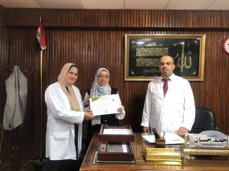 الدكتور احمد عوض حسان يكرم ويقدم التحية والعرفان للتمريض