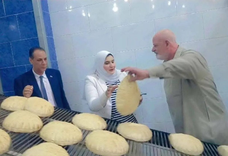 وكيل وزارة التموين بدمياط تغلق مخبز بسبب رغيف ناقص 25 جرام وتحرر 58 محضر في حملة فجرية في أول مرور لها