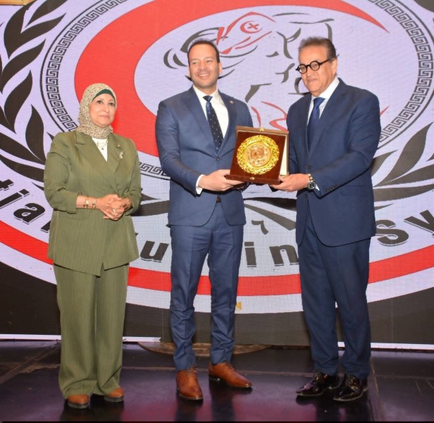 تكريم الدكتور إسلام عساف وكيل وزارة الصحة بالبحيرة من وزير الصحة تقديرًا لجهوده