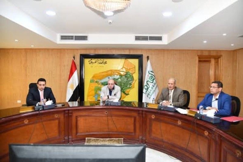 محافظ الفيوم يتابع معدلات الأداء بملف تقنين أراضي أملاك الدولة خلال اجتماعه برؤساء مجالس المدن