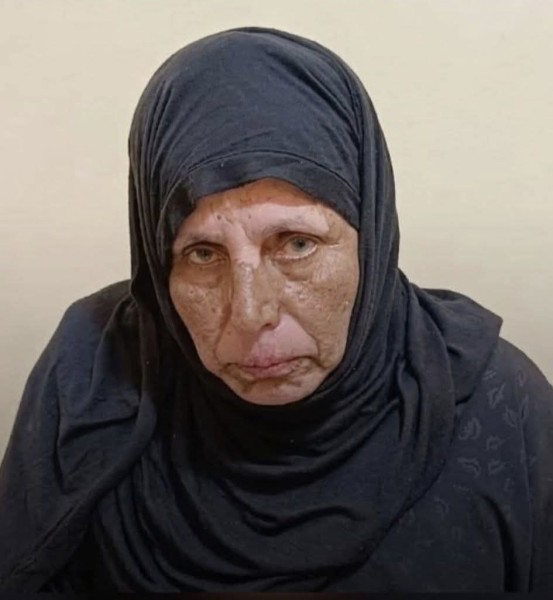 صاحبة واقعة تقبيل قدم المسئولة ترفض استلام شقة سكنية بدلا من منزلها
