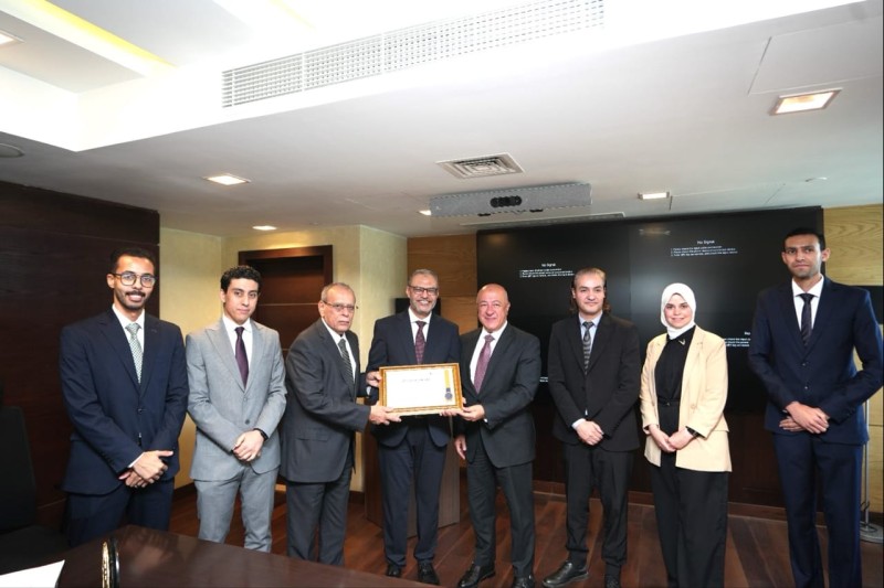 البنك الأهلي يحتفظ للعام الثالث عشر بشهادة الامتثال والتوافق مع معاییر متطلبات هيئتي الفيزا والماستر كارد العالمية