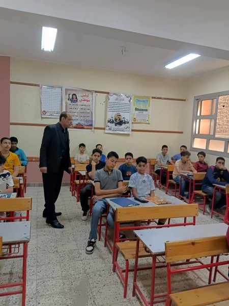 وكيل مديرية تعليم القليوبية يُفاجئ لجان امتحانات النقل ويُحيل مسؤولاً للتحقيق