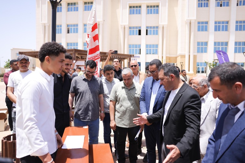رئيس جامعة المنصورة الأهلية يتفقد مشروعات طلاب الهندسة خلال اليوم العلمي لهندسة التصنيع في نسخته الخامسة ويشيد بتميز المشروعات