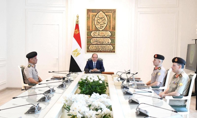 اجتماع الرئيس السيسي بوزير الدفاع والإنتاج الحربي ورئيس الهيئة الهندسية للقوات المسلحة بمقر القيادة الاستراتيجية بالعاصمة الجديدة