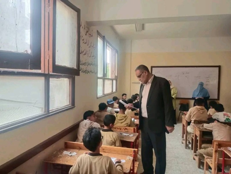 وكيل مديرية تعليم بني سويف يتفقد مدارس ببا لمتابعة انتظام امتحانات الفصل الدراسي الثاني