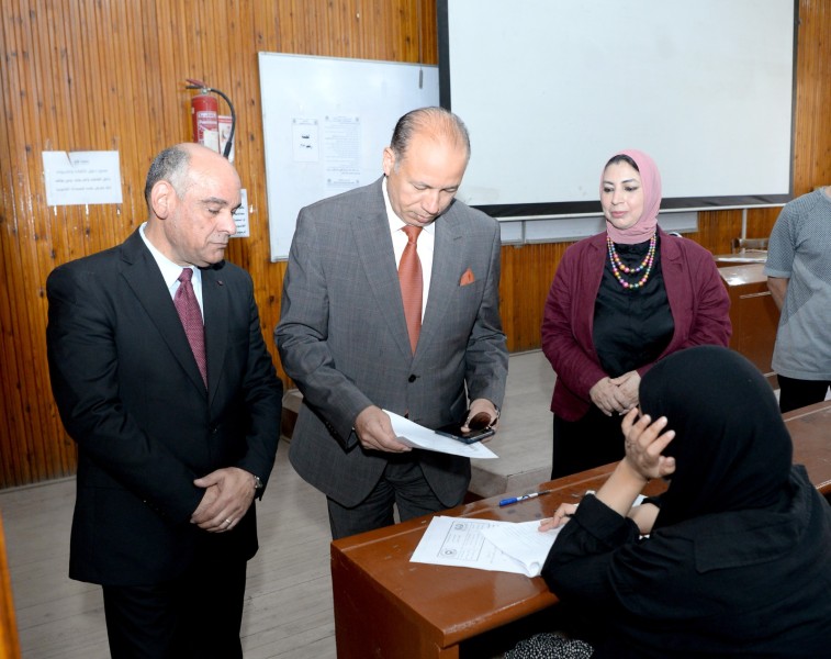 رئيس جامعة المنصورة تفقد امتحانات الفصل الدراسي الثاني بكليتَي التربية والتربية للطفولة المبكرة