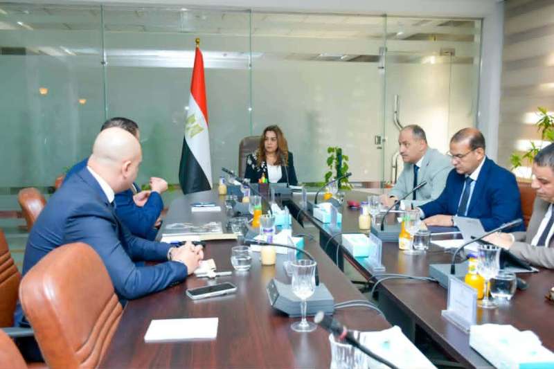 وزيرة التنمية المحلية والبيئة تبحث مع عدد من الشركات تطوير وحوكمة منظومة النقل الجماعي بالمحافظات