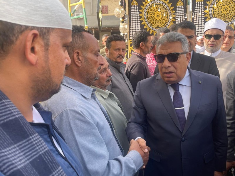 محافظ الدقهلية يقدم واجب العزاء لأسر ضحايا حادث تصادم طريق شرق العوينات بمنية النصر
