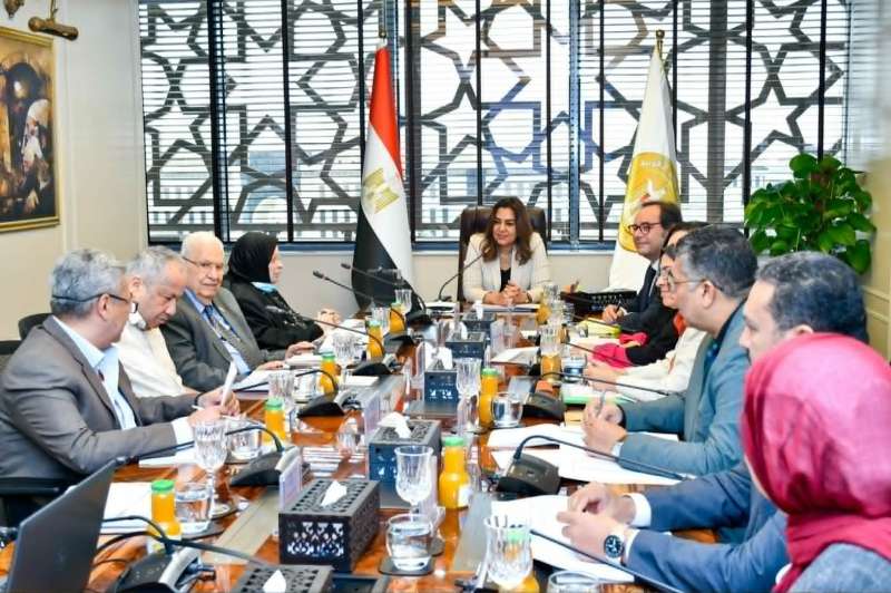 وزيرة التنمية المحلية والبيئة تترأس الاجتماع الـ  48 للجنة العليا للقيد والاعتماد