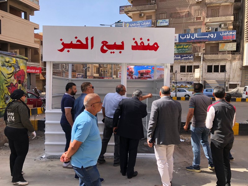 المحافظ يتفقد منفذ بيع الخبز بتقاطع شارع حسين بك بالسكة الجديدة بالمنصورة ويعلن عن بدء التشغيل