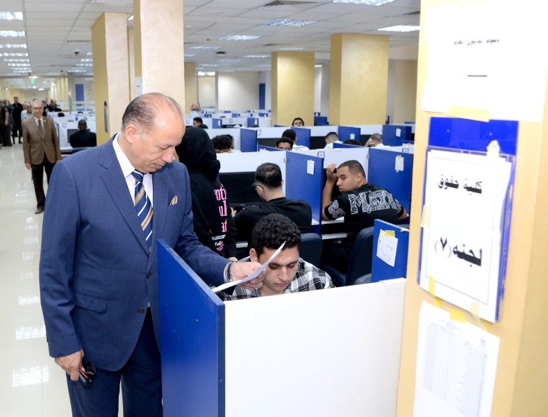 ” خاطر ” يواصل جولاته لتفقد سير الامتحانات بكليات جامعة المنصورة
