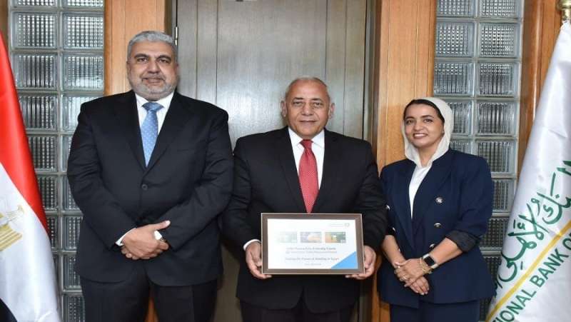 البنك الأهلي المصري يطلق نسخة صديقة للبيئة من بطاقة «ميزة»