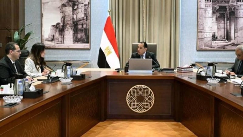 رئيس الوزراء: الحكومة تولي اهتماما بالغا بملف تحلية مياه البحر