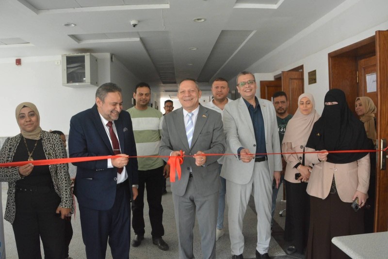 رئيس جامعة دمياط يفتتح الحملة الطبية «اطمن على نظرك» بكلية الطب